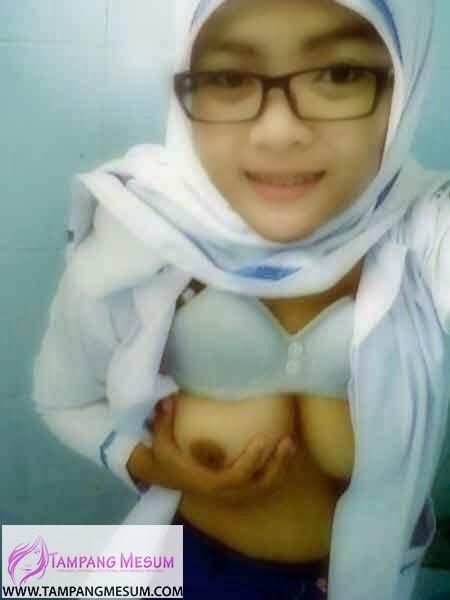 bokong cewek jilbab