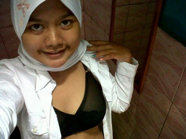 wanita mandi bugil