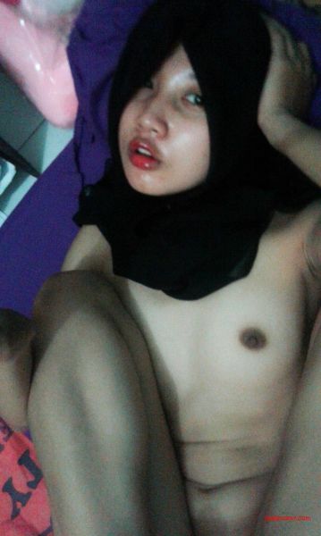 wanita pamer payudara