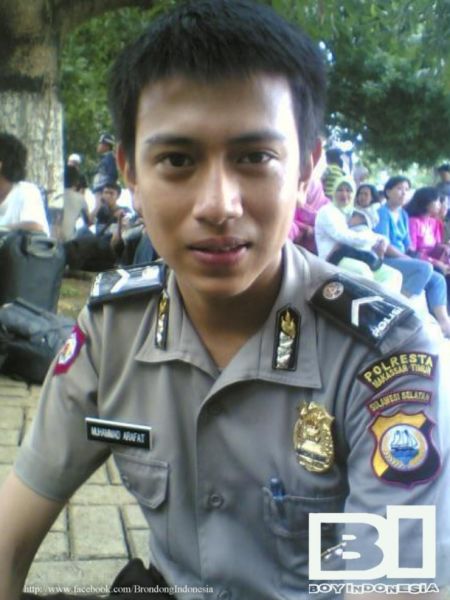 polisi bugil ganteng