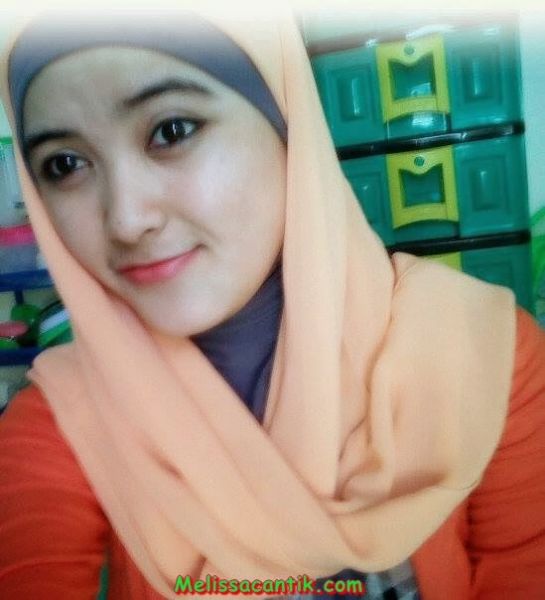 wanita cantik berhijab modern