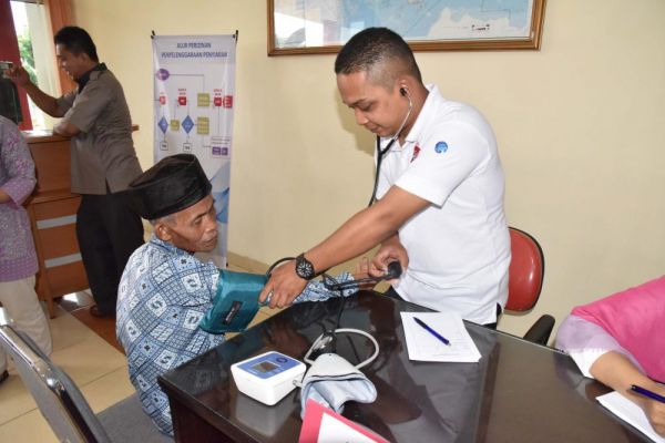 gambar orang tua menyalakan rokok