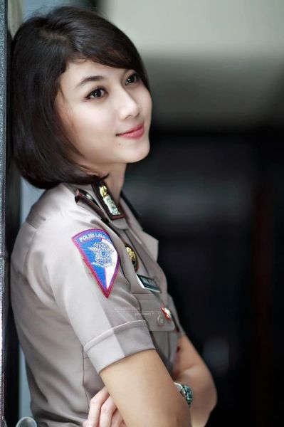 polisi bugil