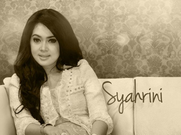 syahrini telanjang di foto