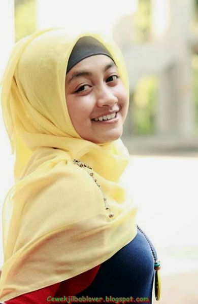 wanita berhijab fatin