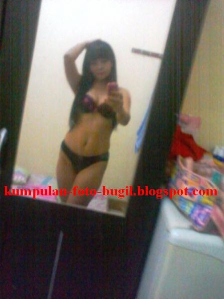 cewek ngangkang pamer memek