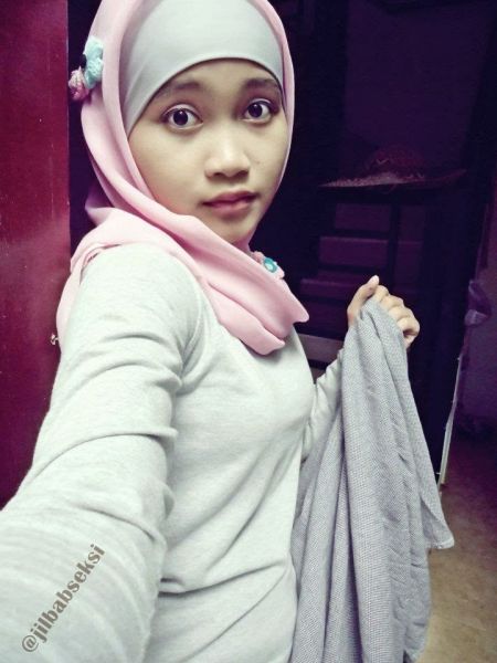 cewek jilbab nyepong