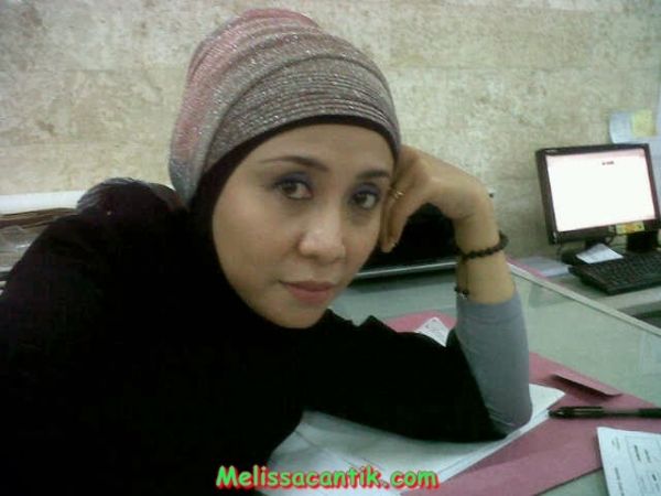 cewek berjilbab cantik dan putihnya