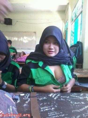 wanita berjilbab