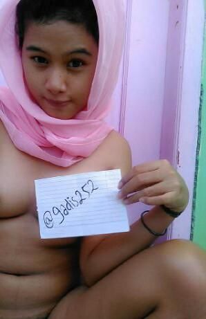 cewek nyepong kontol