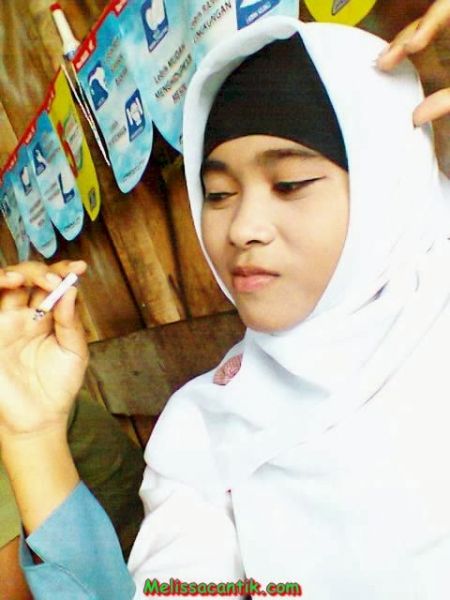 cewek jilbab merokok