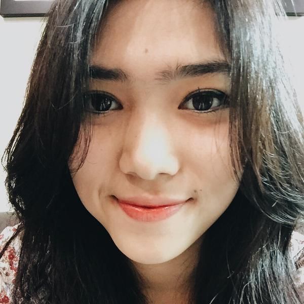 isyana sarasvati pose