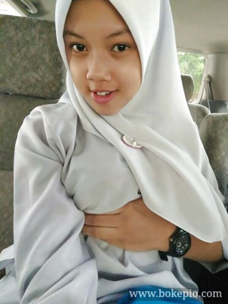 cewek jilbab bugil nyepong