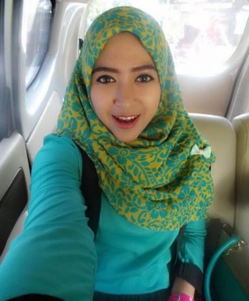 wanita cantik ber jilbab