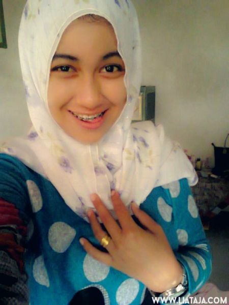 gadis berjilbab telanjang