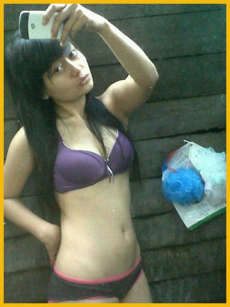 gadis cantik mandi