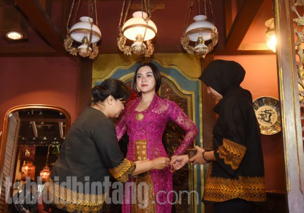 baju pengantin perempuan