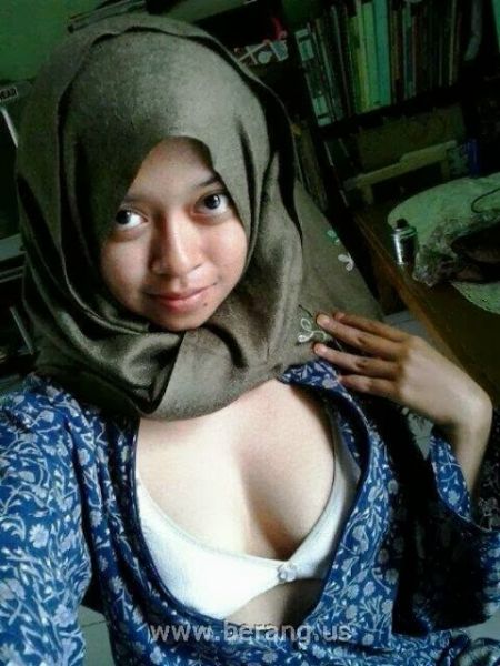 wanita polos ber jilbab