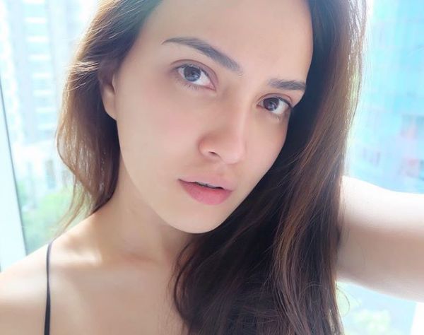 shandy aulia cleavage