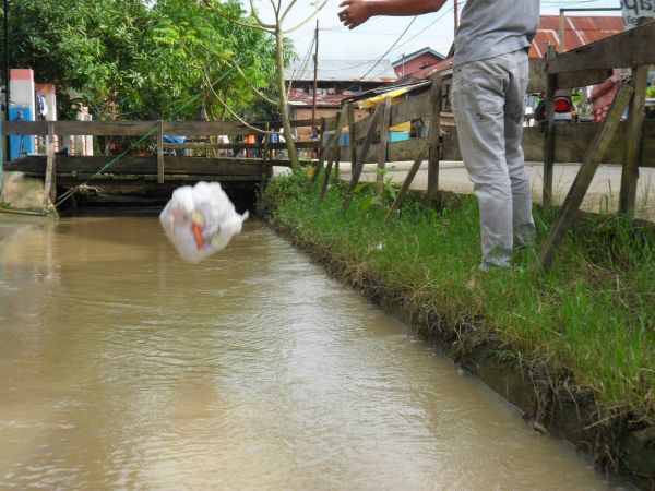 membuang sampah sembarangan