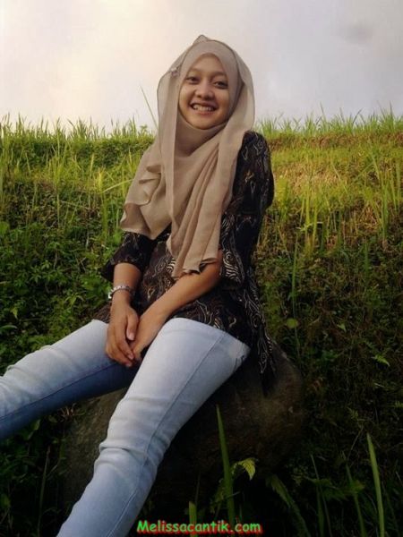 cewek berjilbab cantik dan putihnya