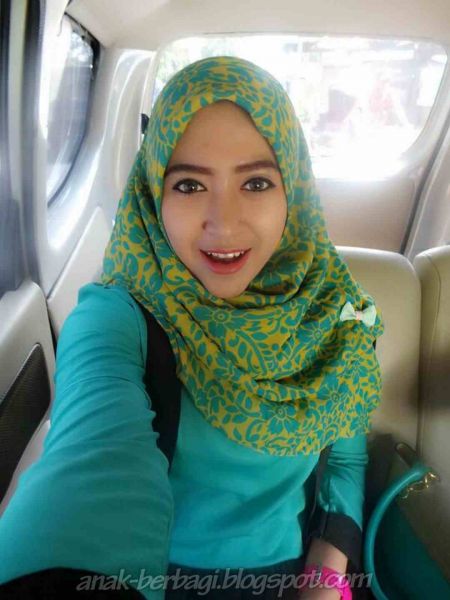 cewek berjilbab cantik dan putihnya