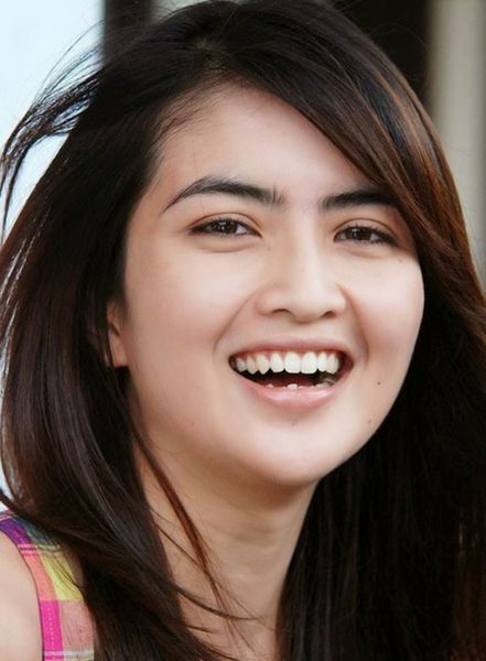 foto artis cantik indonesia senyum