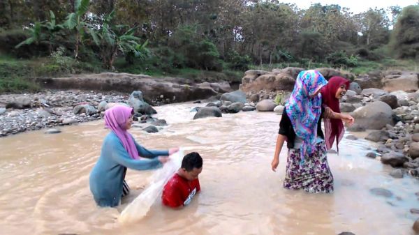 ngintip lagi mandi