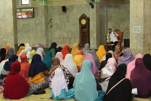 orang pengajian sederhana di kampung