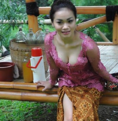 pamela safitri buka baju